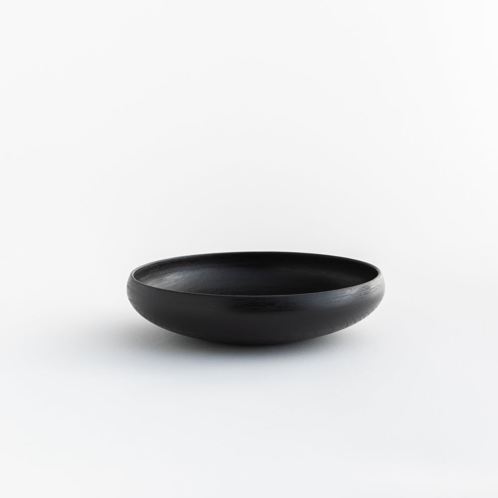 Round Small Bowl Shallow Black｜Yuma Fukuzaki